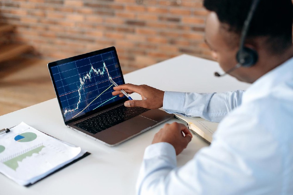 A Comprehensive Analysis of CFD Trading: An Investment Guide from Operational Mechanisms to Risk Management